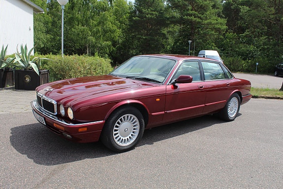 Jaguar XJ 4 of 15