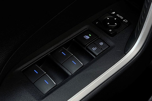 Toyota RAV4 Plug-in Hybrid 29 of 30