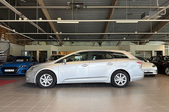 Toyota Avensis 2 of 5