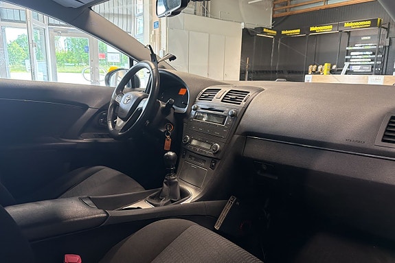 Toyota Avensis 5 of 5