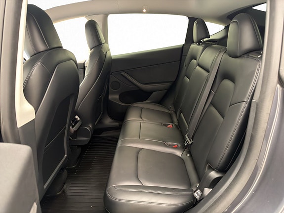 Tesla Model Y 14 of 30