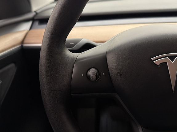 Tesla Model Y 19 of 30