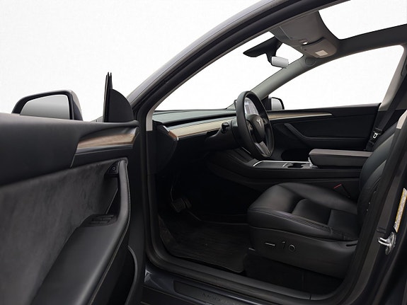 Tesla Model Y 17 of 30