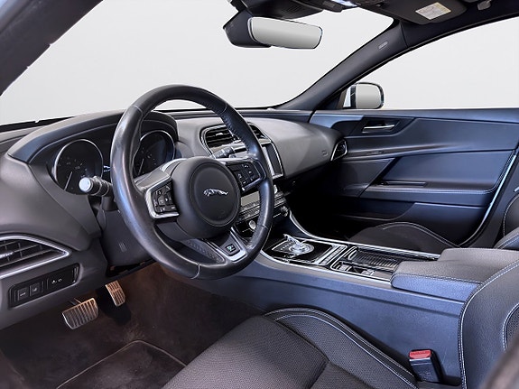 Jaguar XE 12 of 16