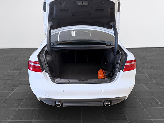 Jaguar XE 7 of 16