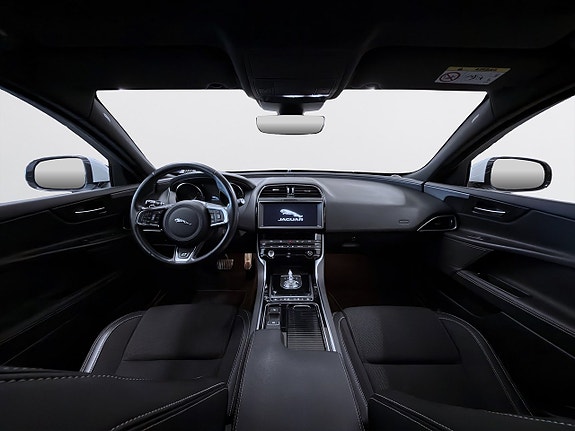 Jaguar XE 9 of 16