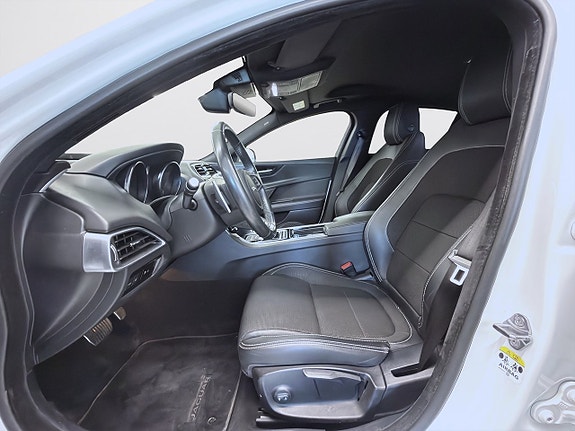 Jaguar XE 11 of 16
