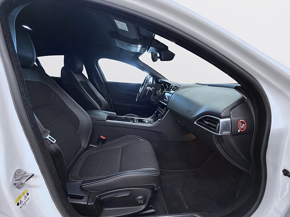 Jaguar XE 10 of 16