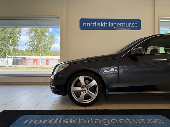 Mercedes-Benz E200 4 of 5