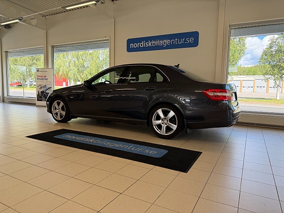 Mercedes-Benz E200 3 of 5