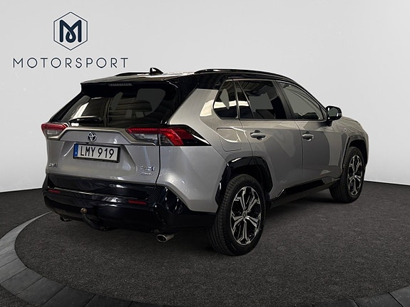 Toyota RAV4 8 of 23