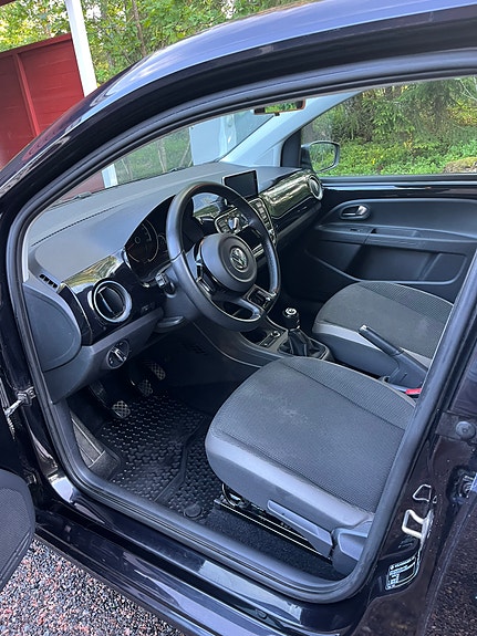 Volkswagen UP! 2 of 5