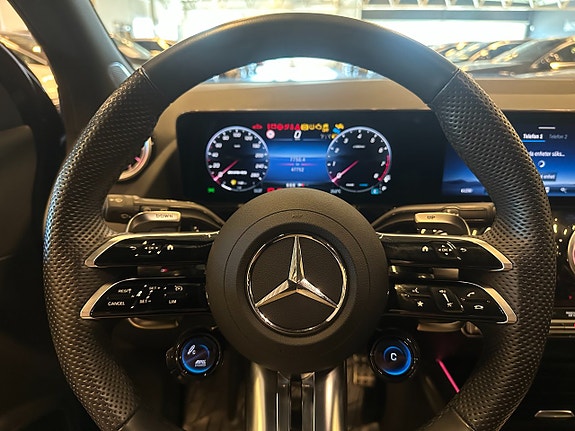 Mercedes-Benz GLA35 8 of 24