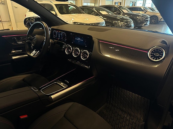 Mercedes-Benz GLA35 11 of 24