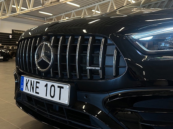 Mercedes-Benz GLA35 17 of 24