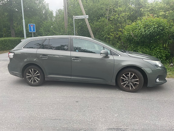 Toyota Avensis 2 of 4