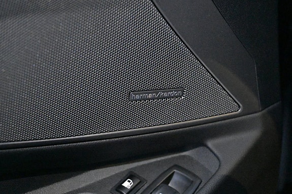 BMW 330e 11 of 27