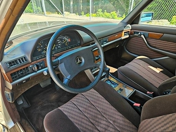 Mercedes-Benz 300 SE 7 of 9