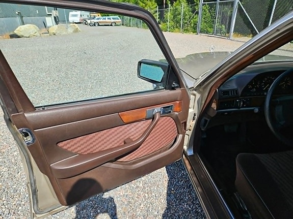 Mercedes-Benz 300 SE 8 of 9