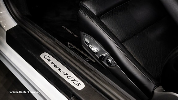 Porsche 911 Carrera 4 GTS 19 of 22