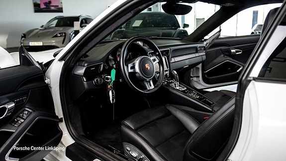 Porsche 911 Carrera 4 GTS 10 of 22