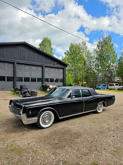 Lincoln Continental 2 of 5