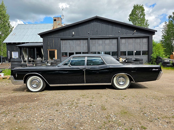 Lincoln Continental 3 of 5