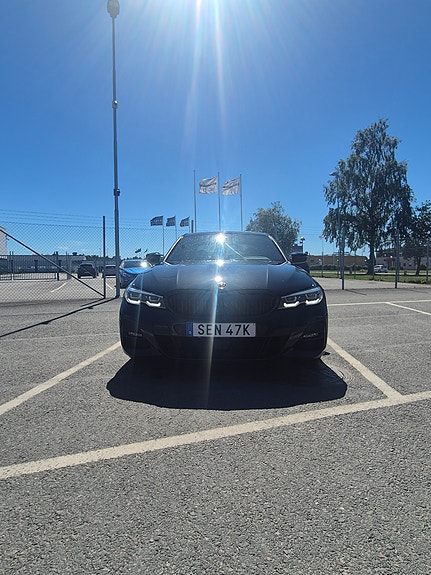 BMW 330d 2 of 5