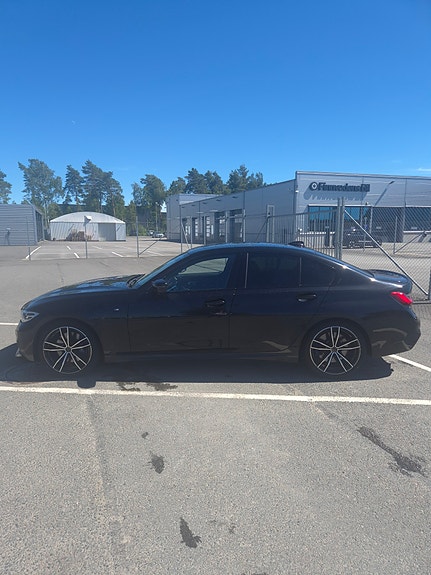 BMW 330d 3 of 5