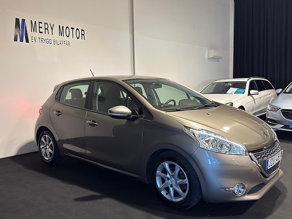 Peugeot 208 2 of 5