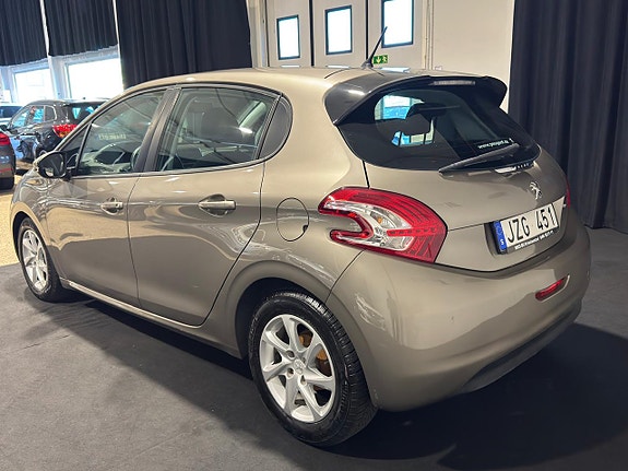 Peugeot 208 3 of 5