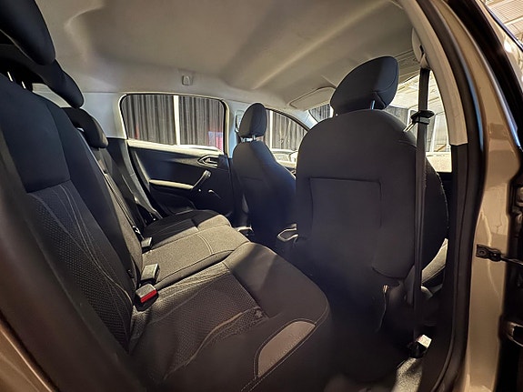 Peugeot 208 7 of 15