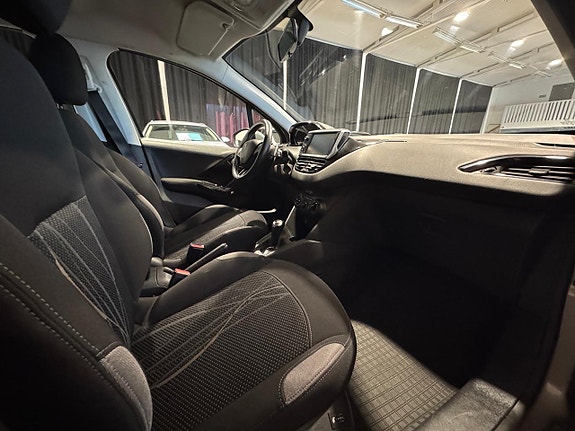 Peugeot 208 8 of 15