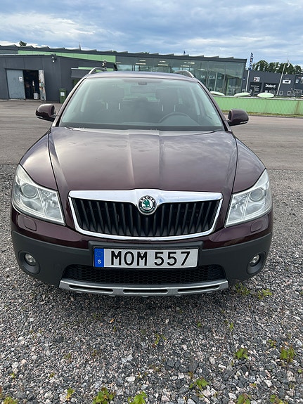 Skoda Octavia Scout 2 of 5