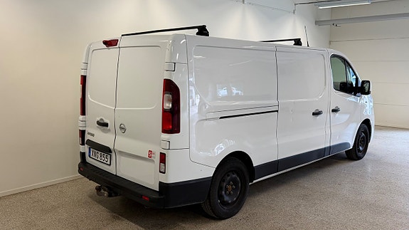 Nissan NV300 4 of 5