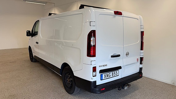 Nissan NV300 9 of 18