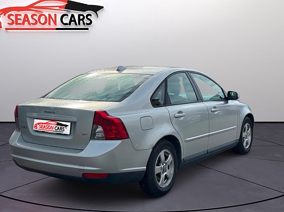 Volvo S40 2 of 5