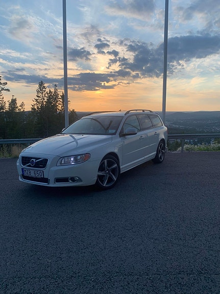 Volvo V70 2 of 4