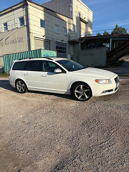 Volvo V70 3 of 4