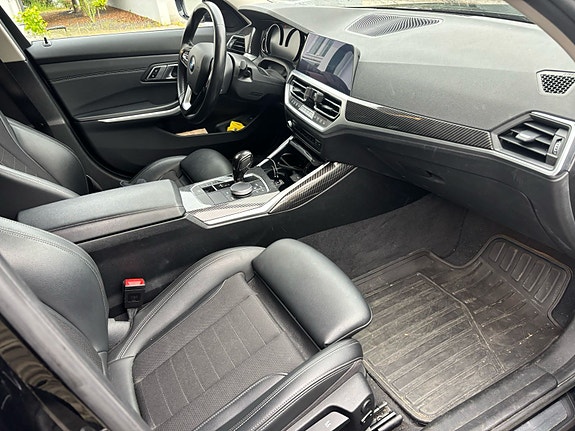 BMW 330i 4 of 6
