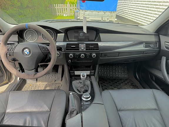 BMW 523i 3 of 5