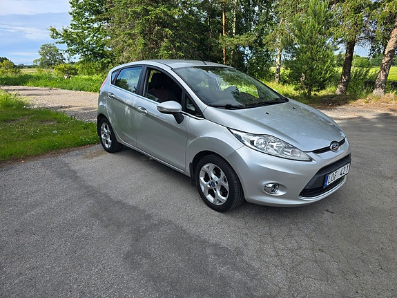 Ford Fiesta 2 of 5