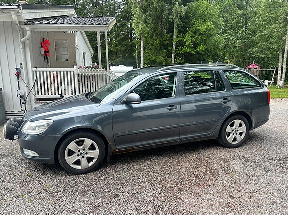Skoda Octavia 2 of 5