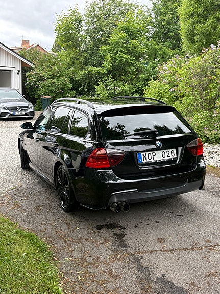 BMW 325i 3 of 5