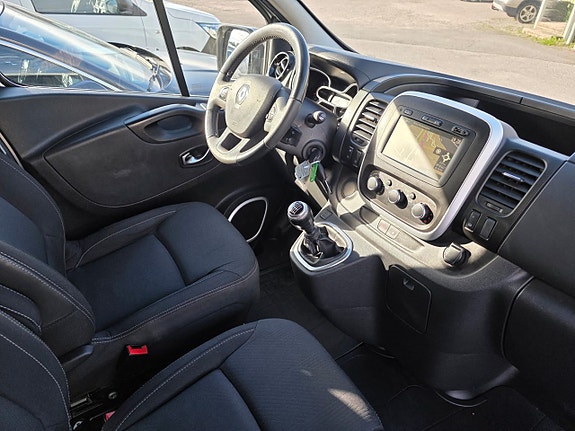Renault Trafic 10 of 17