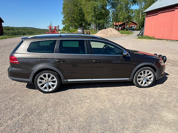 Volkswagen Passat Alltrack 2 of 5