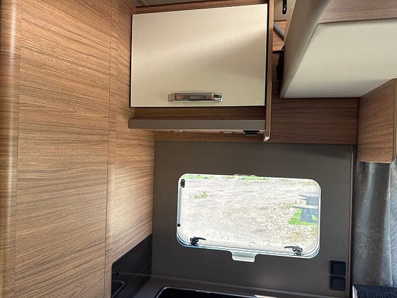 Weinsberg CaraSuite 700 DX Aut 8-steg ALDE Queensbed Taksäng NY! 11 of 30
