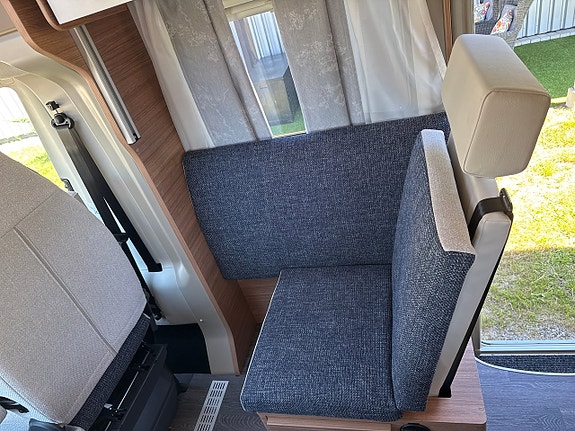 Weinsberg CaraSuite 700 DX Aut 8-steg ALDE Queensbed Taksäng NY! 13 of 30