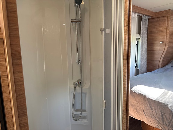 Weinsberg CaraSuite 700 DX Aut 8-steg ALDE Queensbed Taksäng NY! 17 of 30