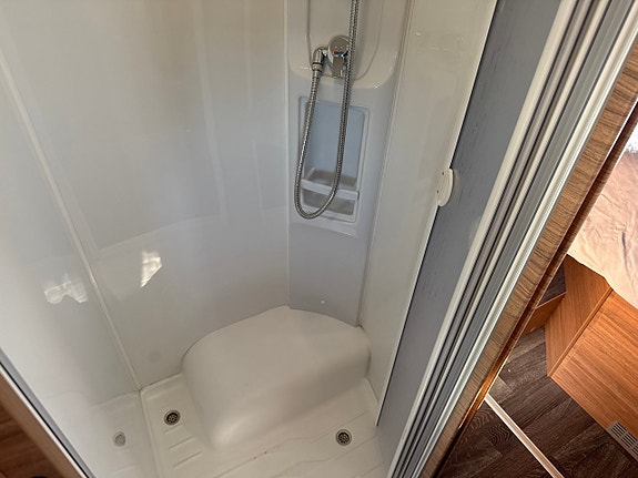 Weinsberg CaraSuite 700 DX Aut 8-steg ALDE Queensbed Taksäng NY! 18 of 30